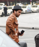 Elyas M`Barek guckt genervt waehrend er den Flughafen Berlin Tegel verlaesst