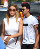 Gigi Hadid and boyfriend Joe Jonas walking in NYC