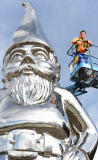 Reflective Lullaby - Riesenzwerg Skulptur in Melbourne enthüllt