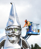 Reflective Lullaby - Riesenzwerg Skulptur in Melbourne enthüllt