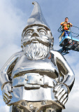 Reflective Lullaby - Riesenzwerg Skulptur in Melbourne enthüllt