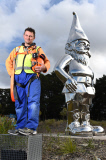 Reflective Lullaby - Riesenzwerg Skulptur in Melbourne enthüllt