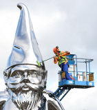 Reflective Lullaby - Riesenzwerg Skulptur in Melbourne enthüllt