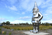 Reflective Lullaby - Riesenzwerg Skulptur in Melbourne enthüllt