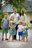 Royale Familie bei der Reiterparade auf Schloss Grasten