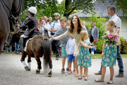 Royale Familie bei der Reiterparade auf Schloss Grasten