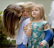 Royale Familie bei der Reiterparade auf Schloss Grasten