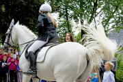 Royale Familie bei der Reiterparade auf Schloss Grasten