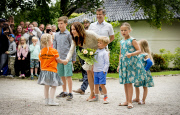 Royale Familie bei der Reiterparade auf Schloss Grasten