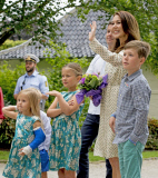 Royale Familie bei der Reiterparade auf Schloss Grasten