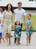Royale Familie bei der Reiterparade auf Schloss Grasten