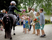Royale Familie bei der Reiterparade auf Schloss Grasten