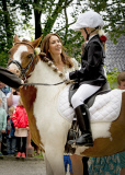 Royale Familie bei der Reiterparade auf Schloss Grasten