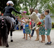Royale Familie bei der Reiterparade auf Schloss Grasten
