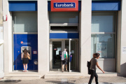 Greek banks start to reopen, Athens, Greece - 20 Jul 2015