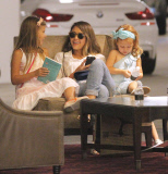 Jessica Alba Takes Her Daughters Shopping At The Grove 