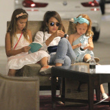 Jessica Alba Takes Her Daughters Shopping At The Grove 