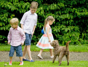 Die dänische Königsfamilie beim offiziellen Fototermin auf Schloss Grasten
