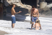 *PREMIUM EXCLUSIVE* Justin Bieber hangs out with Lauren Scruggs and Jason Kennedy **MUST CALL FOR PRICING** *NO WEB*