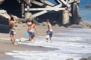 *PREMIUM EXCLUSIVE* Justin Bieber hangs out with Lauren Scruggs and Jason Kennedy **MUST CALL FOR PRICING** *NO WEB*