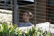 *PREMIUM EXCLUSIVE* Justin Bieber hangs out with Lauren Scruggs and Jason Kennedy **MUST CALL FOR PRICING** *NO WEB*