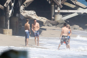 *PREMIUM EXCLUSIVE* Justin Bieber hangs out with Lauren Scruggs and Jason Kennedy **MUST CALL FOR PRICING** *NO WEB*