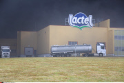 Manifestation  agriculteurs sur le site de lactalis a Laval