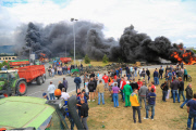 Manifestation  agriculteurs sur le site de lactalis a Laval