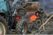 Manifestation  agriculteurs sur le site de lactalis a Laval