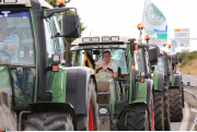 Manifestation  agriculteurs sur le site de lactalis a Laval
