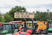 Manifestation  agriculteurs sur le site de lactalis a Laval