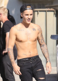 Justin Bieber takes off his shirt for a bit of skating  Pt 2