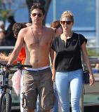 Exclusive... Zach Braff & His New Girlfriend Enjoy A Day Together In New York 