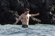 Hugh Jackman shows his Impecable Physique in Hawaii