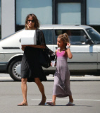 PREMIUM EXCLUSIVE Halle Berry picking up a cake with daughter 