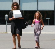 PREMIUM EXCLUSIVE Halle Berry picking up a cake with daughter - Part 2