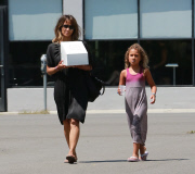 PREMIUM EXCLUSIVE Halle Berry picking up a cake with daughter - Part 2