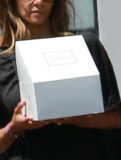 PREMIUM EXCLUSIVE Halle Berry picking up a cake with daughter - Part 2