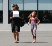 PREMIUM EXCLUSIVE Halle Berry picking up a cake with daughter - Part 2