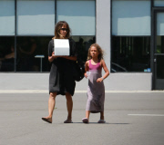 PREMIUM EXCLUSIVE Halle Berry picking up a cake with daughter - Part 2