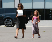 PREMIUM EXCLUSIVE Halle Berry picking up a cake with daughter - Part 2