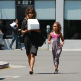 PREMIUM EXCLUSIVE Halle Berry picking up a cake with daughter - Part 2