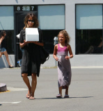 PREMIUM EXCLUSIVE Halle Berry picking up a cake with daughter - Part 2