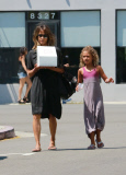 PREMIUM EXCLUSIVE Halle Berry ditches wedding ring, picks up cake