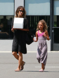 PREMIUM EXCLUSIVE Halle Berry ditches wedding ring, picks up cake
