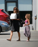 PREMIUM EXCLUSIVE Halle Berry ditches wedding ring, picks up cake