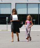PREMIUM EXCLUSIVE Halle Berry ditches wedding ring, picks up cake
