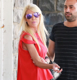 Tara Reid enjoys an after lunch cigarette