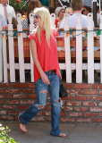 Tara Reid enjoys an after lunch cigarette