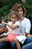 Tournage de "Shades of Blue". Jennifer Lopez et sa fille Emme. Sands